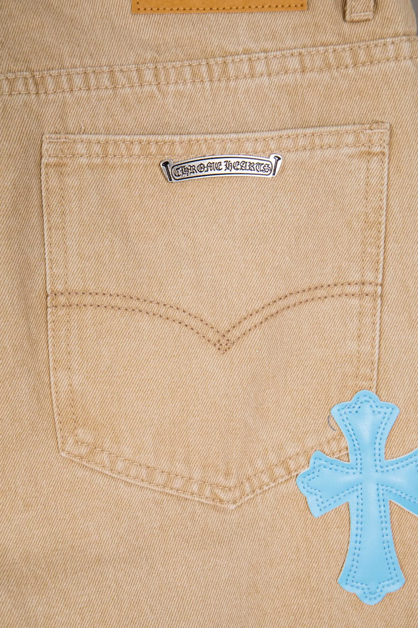 P260 top version CH Chromehearts Miami-limited fluorescent blue cross patch khaki jeans, counter price 34W level, patch cross pattern embellishment, washed jeans! ! An absolutely high-end luxury product, a 1.9W-level god-level single product, a super popular product, made by top heavy industry, a magic weapon that cannot be missed! [About Zangyin] This is an extremely luxurious fashion brand that can also be called the aristocracy of the high street. It has always been an exclusive brand for some hipsters or rich second generations. Compared with ordinary high streets, it is more luxurious and noble. Compared with luxury brands, it is more fashionable and individual. It has always been a brand that I have a special liking for. [Top heavy industry fashion design] Consistently high-street luxury style. Speaking of this style, the Zangyin family and GU family are definitely the leading representative brands. Especially the Zangyin family has really achieved a state-of-the-art effect in creating high-street style. The unique washed material is used to create this style. The color system is already quite eye-catching. After it is decorated with patchwork cross flowers, it cleverly highlights the charm of the brand. Secondly, this style uses classic The high-waist cutting design highlights the long legs and fashionable temperament of the upper body. The brand is highly recognizable and the slim fit configuration is more suitable for daily wear. It is a product that interprets personality, fashion, and specifications at a glance. This single product is enough to make any fan excited. It can be a white T-shirt for a youthful college style, or a tight suspender for a royal style. It has strong matching ability and can be easily controlled by men.  [Materials and craftsmanship] Needless to say, this point goes without saying. As an excellent craftsman brand, Zangyin’s requirements for details and craftsmanship are really perfect. The washed color of this model has gone through so many processes, not to mention the embellishment of denim appliques. It is also purely hand-made and sewn. Just like what they believe in, only hand-made things have soul and have the meaning of wear. A top-notch heavy-duty fashionable denim item, I look forward to your perfect interpretation! !  Color: Khaki Size: 28-34